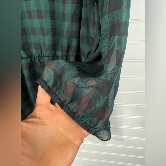 Torrid women’s black & green buffalo print sheer, peplum style blouse. Size 0 - Picture 5 of 6